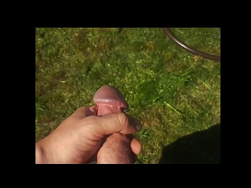 ❤️ Vroča lepotica dobi svojo rožnato pičko, ki jo jebe, in se zraven cmeri s curkom na poletnem vrtu ️ Anal video na sl.hentaidude.ru ﹏